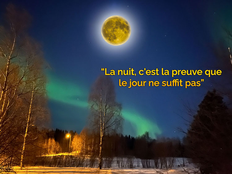 Une aurore boréale un jour de pleine lune avec une citation : La nuit, c'est la preuve que le jour ne suffit pas