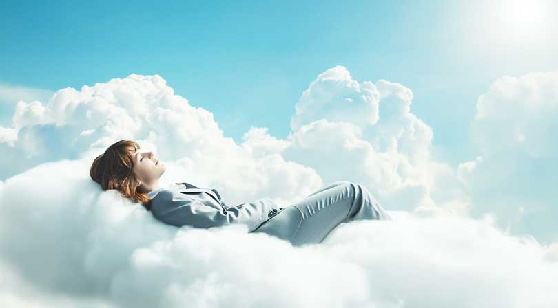 une femme en train de se relaxer sur un nuage en plein ciel